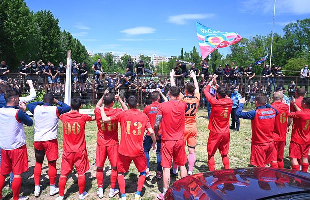 Jucătorii Stelei au sărbătorit victoria cu fanii! Suporterii n-au uitat de FCSB și l-au înjurat pe Becali