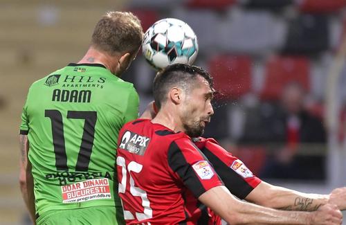 Valerică Găman în duel cu Adam Nemec, într-un Astra - Dinamo // Imago