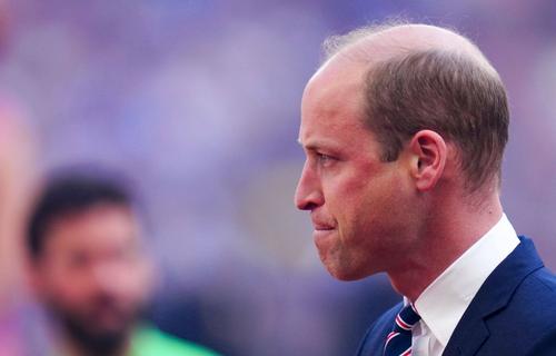 Prințul William (39 de ani) a fost huiduit sâmbătă de mii de fani pe Wembley, înainte de finala FA Cup dintre Liverpool și Chelsea câștigată de „cormorani” la loviturile de departajare, scor 6-5.