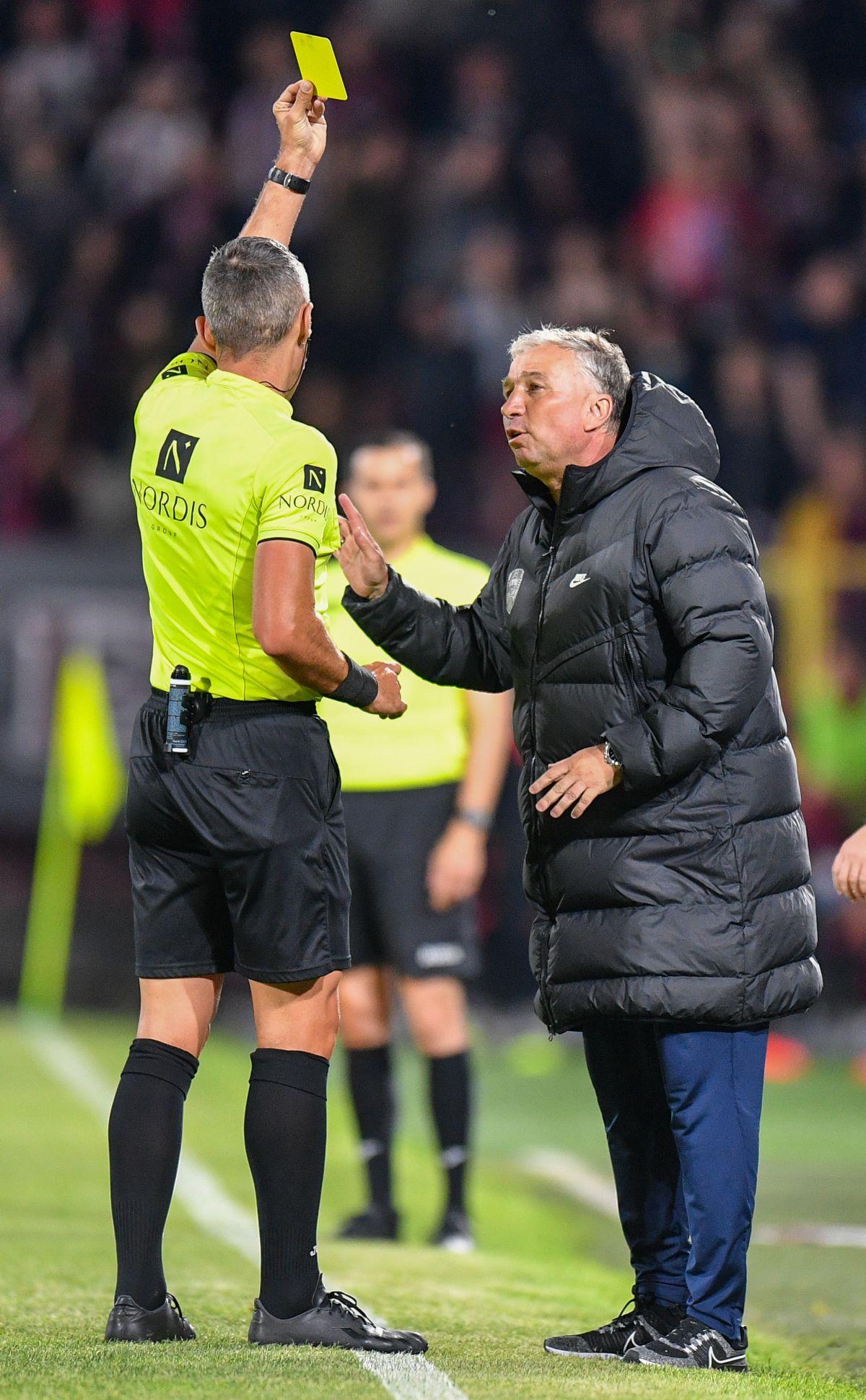 Ca un leu în cușcă » Dan Petrescu, un singur moment de liniște în derby-ul cu CSU Craiova! Cum a fost surprins pe bancă
