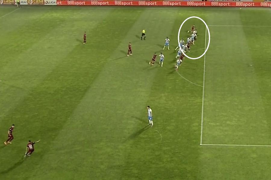 Boateng, în momentul centrării lui Deac // foto: captură Orange Sport Două faze milimetrice au decis titlul în Liga 1! CFR Cluj, gol din ofsaid la indigo după cel din Voluntari - FCSB