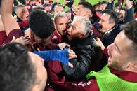 CFR Cluj, sărbătoare în stil mare alături de fani » Imaginile bucuriei din Gruia: fanii au rupt gardurile și au pătruns pe gazon