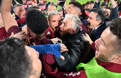 CFR Cluj, sărbătoare în stil mare alături de fani » Imaginile bucuriei din Gruia: fanii au rupt gardurile și au pătruns pe gazon