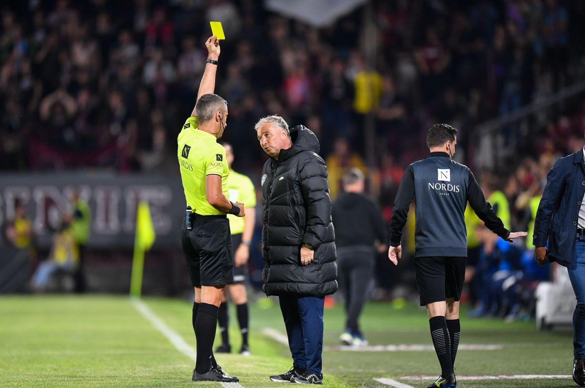 Ca un leu în cușcă » Dan Petrescu, un singur moment de liniște în derby-ul cu CSU Craiova! Cum a fost surprins pe bancă