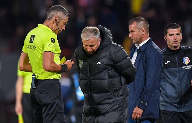 Ca un leu în cușcă » Dan Petrescu, un singur moment de liniște în derby-ul cu CSU Craiova! Cum a fost surprins pe bancă