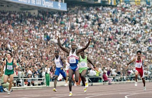 Carl Lewis concurând la JO de la Barcelona 1992 Foto Guliver/GettyImages