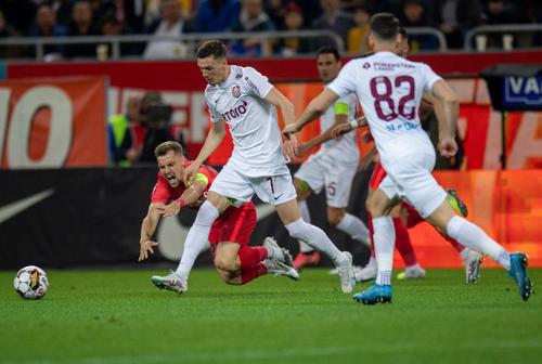 Milos Milojevic (40 de ani), ex-Steaua Roșie Belgrad, a fost propus ca tehnician la CFR Cluj, în contextul în care despărțirea de Dan Petrescu pare iminentă. Numai că antrenorul sârb a acceptat între timp superoferta de la Al Wasl.