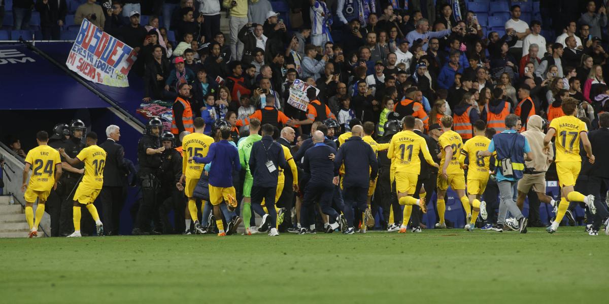 Scene incredibile în Catalunia, după ce Barcelona a devenit campioană » Ultrașii lui Espanyol au intrat pe teren și s-au dus glonț spre jucătorii trupei de pe Camp Nou