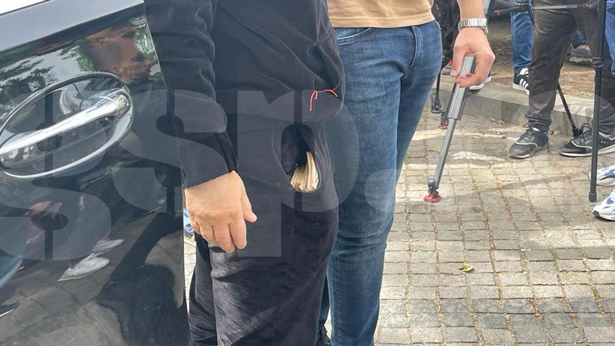 Gigi Becali cu un teanc de bani la Palat