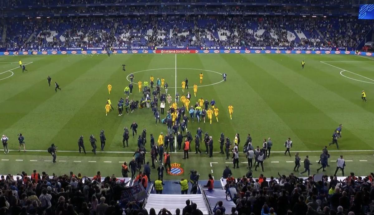 Scene incredibile în Catalunia, după ce Barcelona a devenit campioană » Ultrașii lui Espanyol au intrat pe teren și s-au dus glonț spre jucătorii trupei de pe Camp Nou