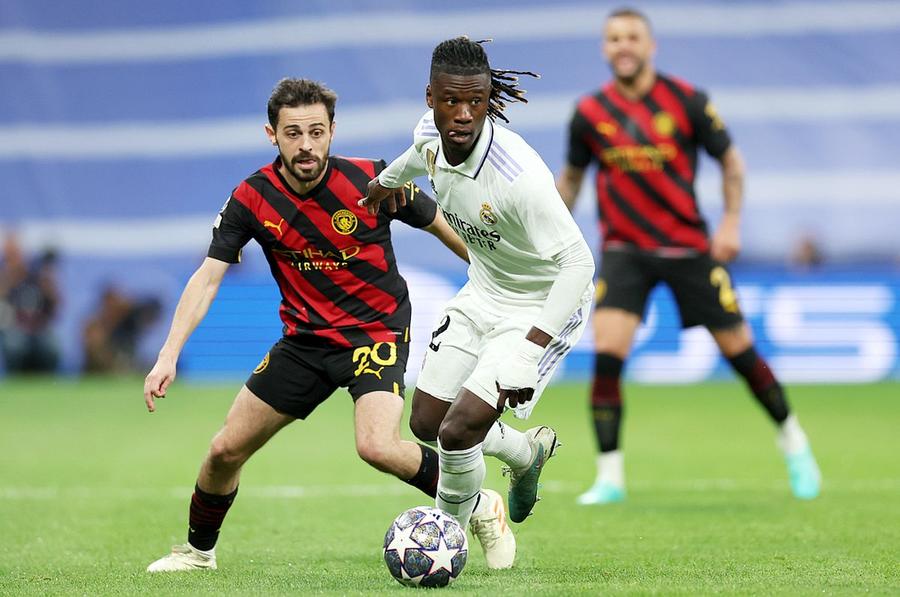 Eduardo Camavinga, în alb, a fost printre cei mai apreciați jucători după Real Madrid - Manchester City 1-1 // foto: Guliver/gettyimages Ancelotti răsuflă ușurat » Un titular s-a recuperat la timp pentru meciul decisiv cu Manchester City