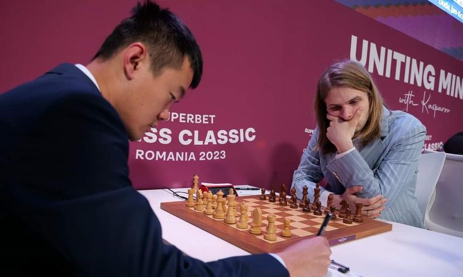 Ding Liren și Richard Rapport la Superbet Chess Classic Superbet Chess Classic, 10 zile de șah exploziv! De la Garry Kasparov la Ding Liren și Fabiano Caruana, ce s-a întâmplat la București și de ce contează