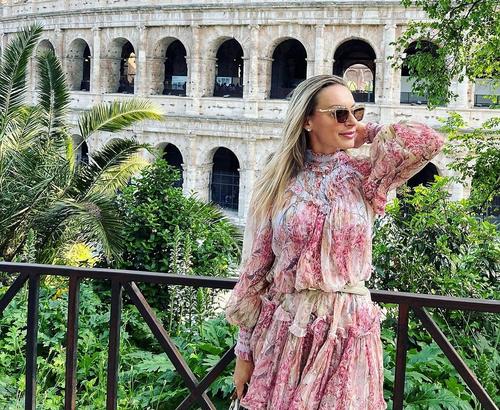Ana Bogdan la Roma, având Coloseumul pe fundal