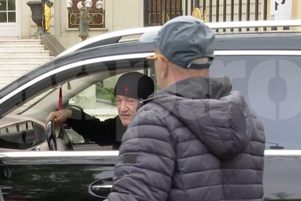 Gigi Becali cu un teanc de bani la Palat