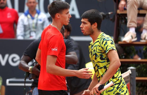 Surpriza anului în tenis: Carlos Alcaraz, eliminat la Roma de un maghiar aflat la debut în turneele ATP! Cotă 90 la pariuri!