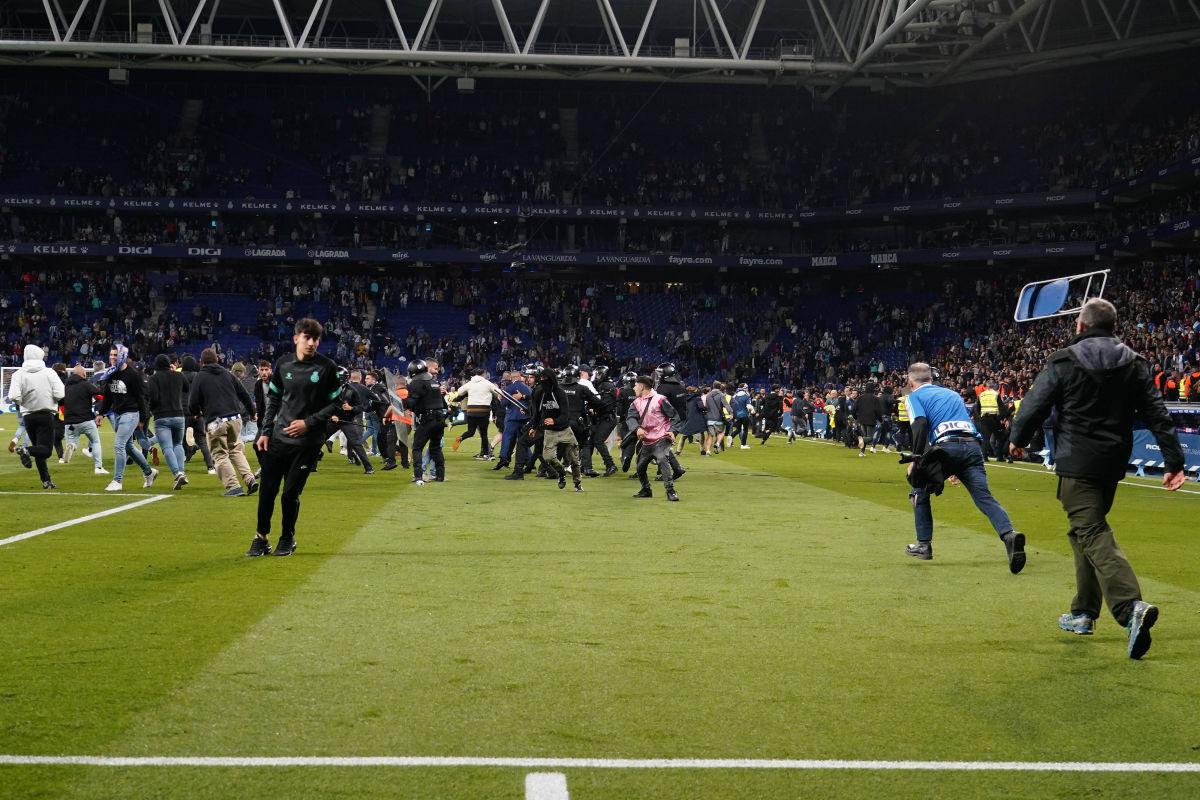 Ultrașii lui Espanyol i-au atacat pe jucătorii Barcelonei