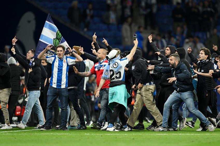 Fanii celor de la Espanyol Barcelona nu au putut suporta faptul că rivala locală, FC Barcelona, a câștigat al 27-lea titlu de campioană în La Liga chiar pe terenul lor. 
Foto: Imago