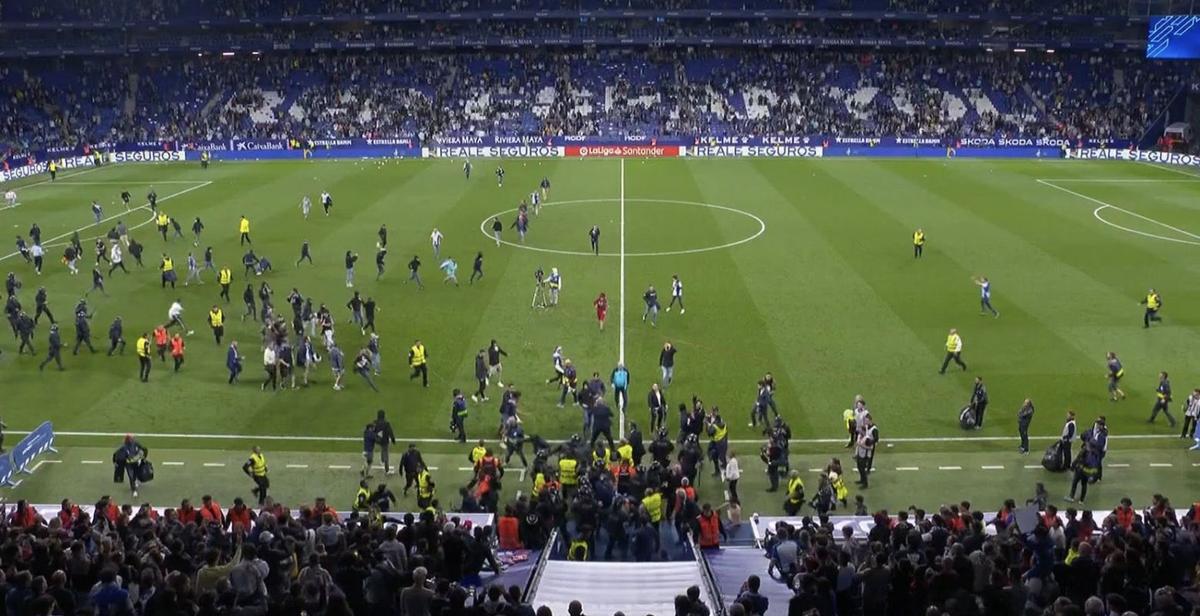 Ultrașii lui Espanyol i-au atacat pe jucătorii Barcelonei