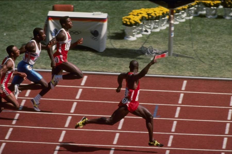 Ben Johnson trecând linia de sosire cu mare avans în finala olimpică la 100 m de la JO 1988 Foto Guliver/GettyImages „Mereu am căutat perfecțiunea” » Legendarul Carl Lewis despre ritmul alergării, dopaj, Usain Bolt și tehnologia modernă