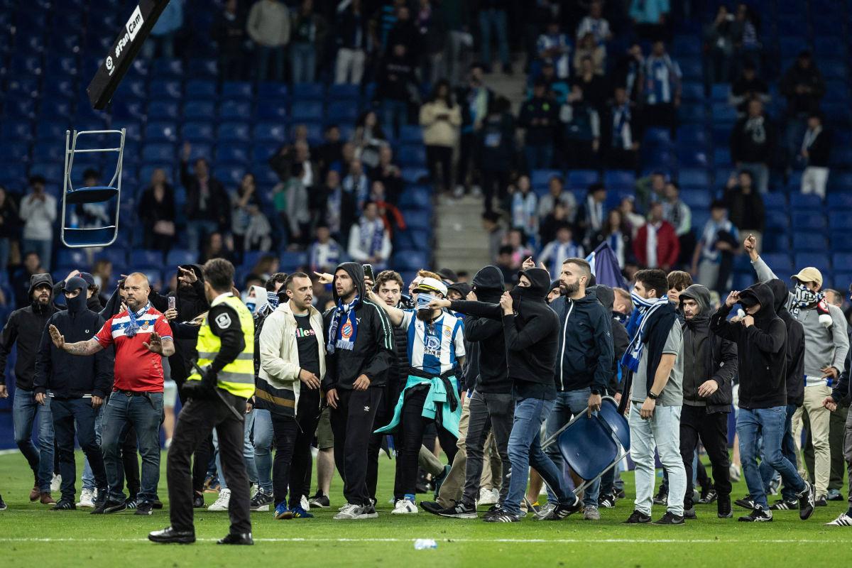 Ultrașii lui Espanyol i-au atacat pe jucătorii Barcelonei