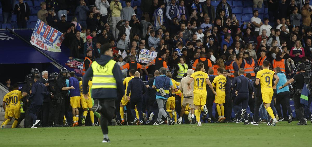 Scene incredibile în Catalunia, după ce Barcelona a devenit campioană » Ultrașii lui Espanyol au intrat pe teren și s-au dus glonț spre jucătorii trupei de pe Camp Nou