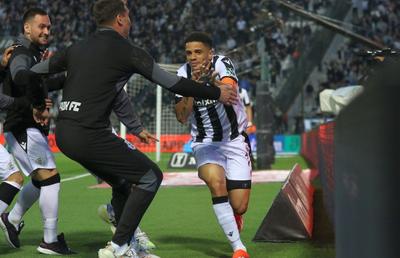 Răzvan Lucescu, la o victorie de titlu în Grecia! » PAOK a făcut show sub privirile lui Charalambous și Lucescu senior