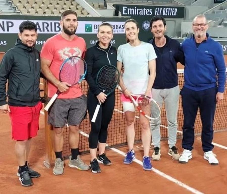 Simona Halep, lângă ea Vasile Antonescu, și Alize Cornet după antrenamentul pe arena „Philippe Chatrier” Simona Halep a încetat colaborarea cu antrenorul Carlos Martinez! GSP a aflat detaliile rupturii