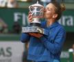 Simona Halep și trofeul de la Roland Garros 2018 // FOTO: Raed Krishan (GSP)