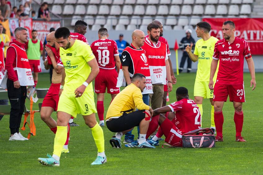 Josue Homawoo, fundașul central al lui Dinamo, va fi apt pentru „dubla” de salvare cu Csikszereda. Oficialii „câinilor” au obținut clemența lui Luca Miahi.
