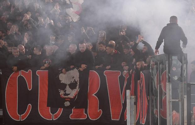 Un suporter român, înjunghiat și băgat în spital de ultrașii lui AC Milan » Trei fani au fost arestați de autorități