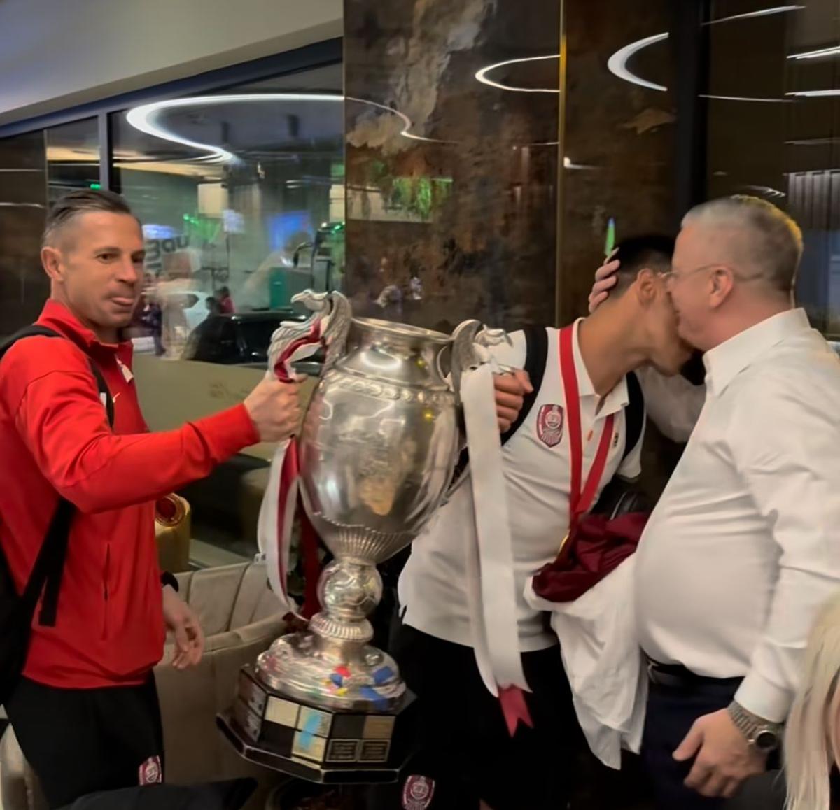 Nelutu Varga — Petrecere CFR Cluj după câștigarea Cupei României