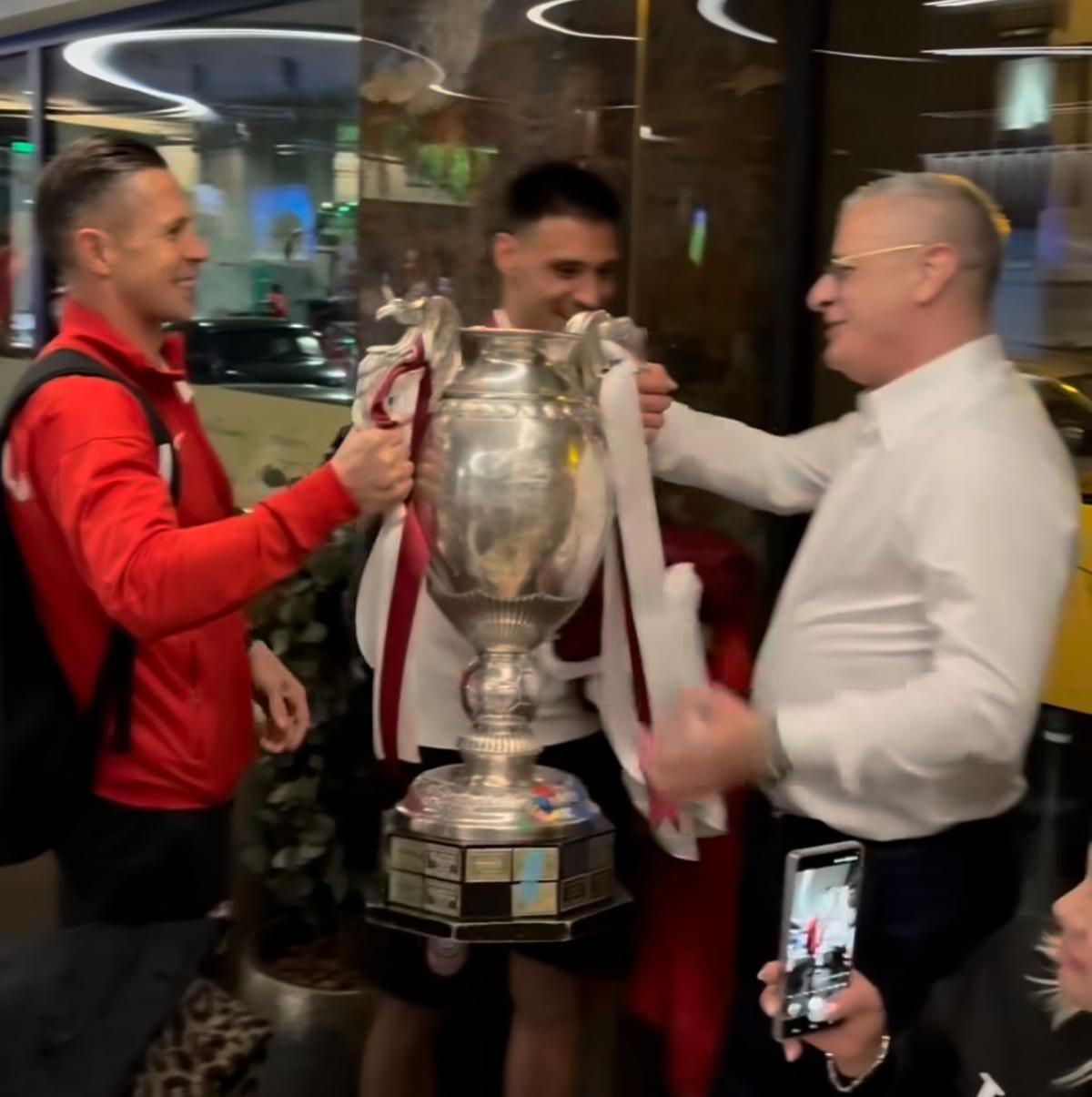Neluțu Varga a sărbătorit toată noaptea câștigarea Cupei României » Imaginile surprinse la hotelul lui Țucudean