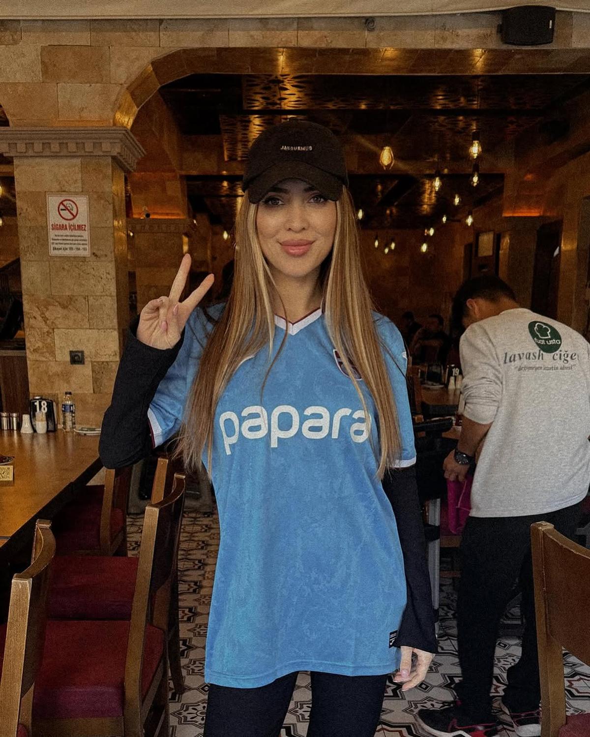 Ronna Riva, apariție incendiară la finala Cupei! Cum s-a îmbrăcat artista îndrăgostită de Rapid: „Fotbal și toate bunătățile”