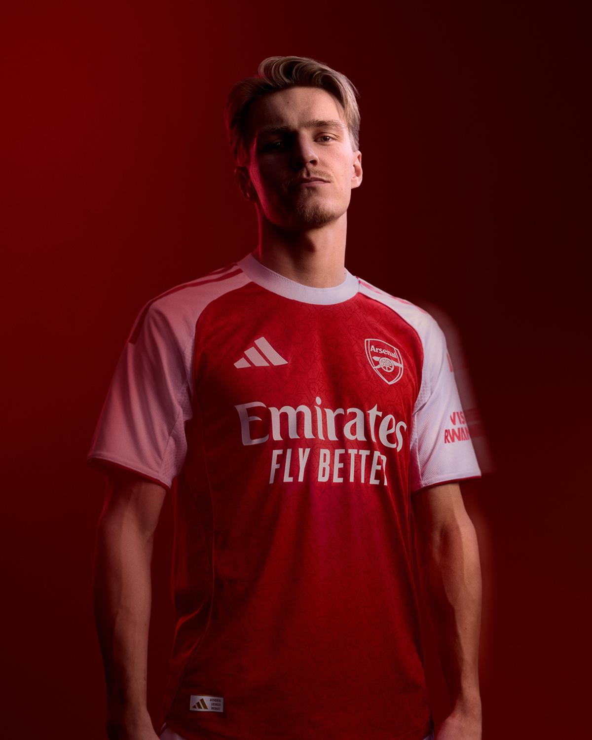 Arsenal și-a prezentat noul echipament pentru sezonul 2025-2026