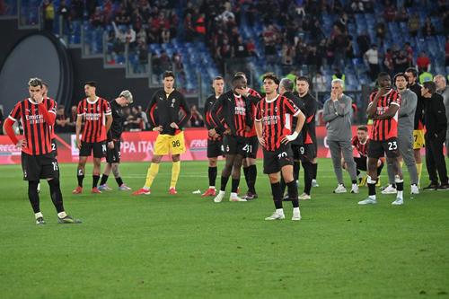 Jucătorii lui AC Milan, decepționați după 0-1 cu Bologna / Foto: Imago