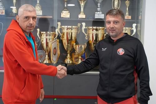 Janos Bokor, în dreapta, alături de președintele FK Csikszereda, Zoltán Szondy // foto: fccsikszereda.ro