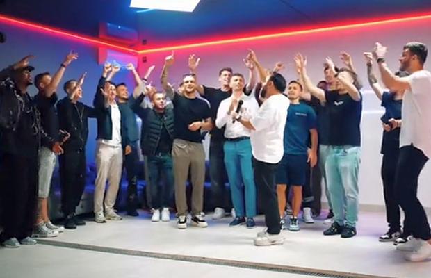 Manea de titlu pentru FCSB » Olaru, Tănase și Cisotti la filmări: „Ș-am ajuns în fruntea ligii / Datorită lu' nea Gigi”
