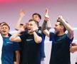 Manea de titlu pentru FCSB » Olaru, Tănase și Cisotti la filmări: „Ș-am ajuns în fruntea ligii / Datorită lu' nea Gigi”