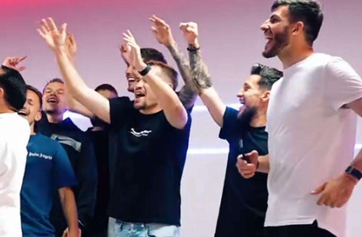 Nikos Drăgulina și maneaua dedicată FCSB-ului