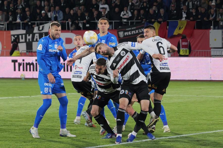 Universitatea Craiova și U Cluj se înfruntă din nou la patru zile după finala Cupei, acum fiind însă în joc titlul de campioană Galeria lui U Cluj anunță invazia Craiovei: „Ne-a revenit vocea după finala Cupei” + „Așteptăm un arbitraj imparțial”