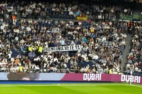 Banner anti-Perez pe care scrie „Florentino, pleacă acum”