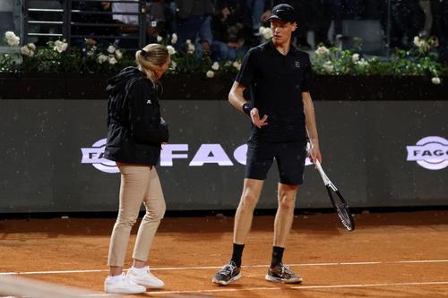 Jannik Sinner și arbitra Aurelie Tourte discutând despre suspendarea semifinalei de la Roma Foto: Guliver/GettyImages