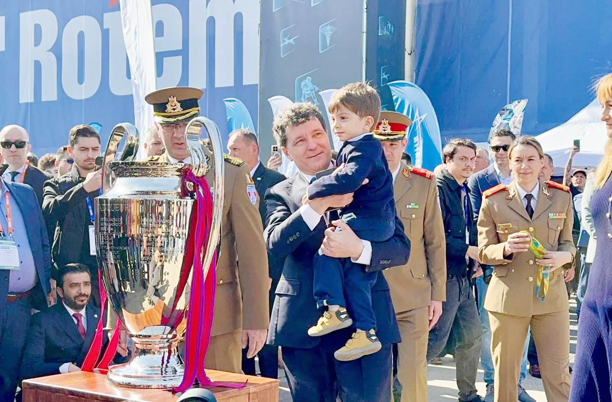 Cupa Campionilor, „păzită” de rachete și tancuri! » Nicușor Dan, momente inedite lângă trofeul cucerit de Steaua