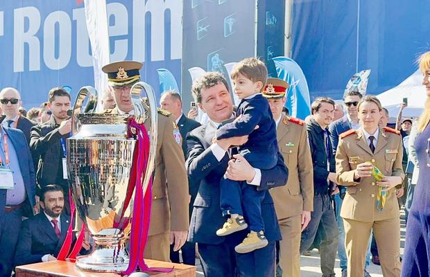 Cupa Campionilor, „păzită” de rachete și tancuri! » Nicușor Dan, momente inedite lângă trofeul cucerit de Steaua