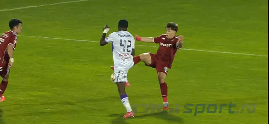 Duelul dintre Brobbey și Sălceanu // Captură foto: Digi Sport Au făcut „praf” și meciul FC Argeș - Rapid: VAR-ul a fost, din nou, degeaba » Verdictul specialistului: gol anulat greșit și penalty acordat eronat în prelungiri