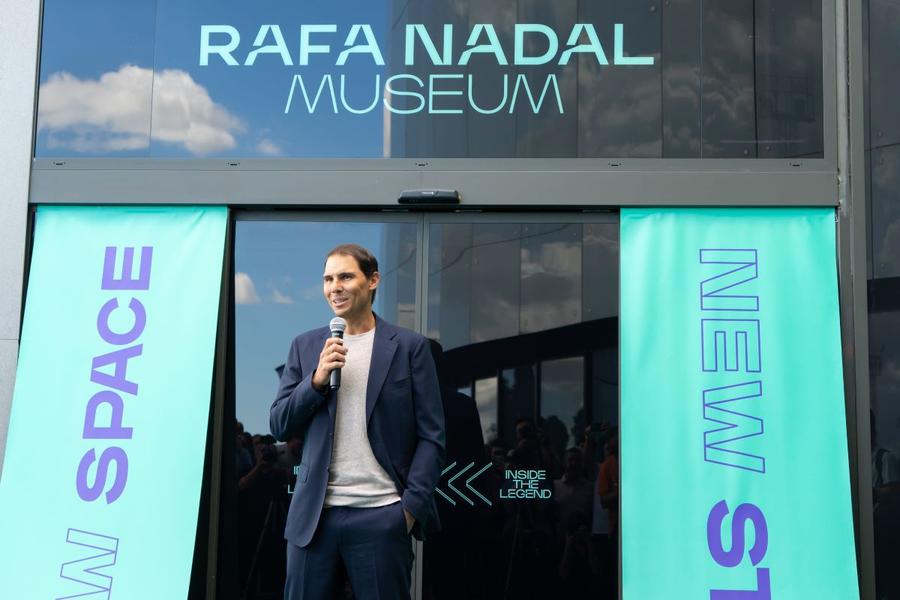 Rafael Nadal în fața muzeului de la academia sa Foto: X/Academia Rafa Nadal S-a redeschis muzeul Academiei Rafa Nadal » Experiență interactivă și obiecte de colecție pe două niveluri