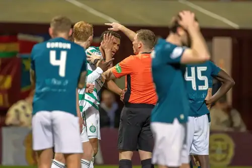 Arbitrul John Beaton a ajuns sub protecția poliției // foto: X