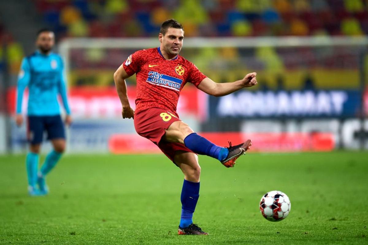 Distrus de Gigi Becali, indezirabilul de la FCSB „rupe” asfaltul în afara terenului