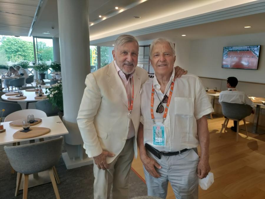Ilie Năstase cu Jan Kodes, care îl învingea pe român în finală la Roland Garros 1971 FOTO Cristian Geambașu Interviu spectaculos realizat de Cristian Geambașu la Paris cu Ilie Năstase pe aleile din complexul de la Porte d'Auteuil: „În ‘68 am ajuns cu autobuzul la Roland Garros”