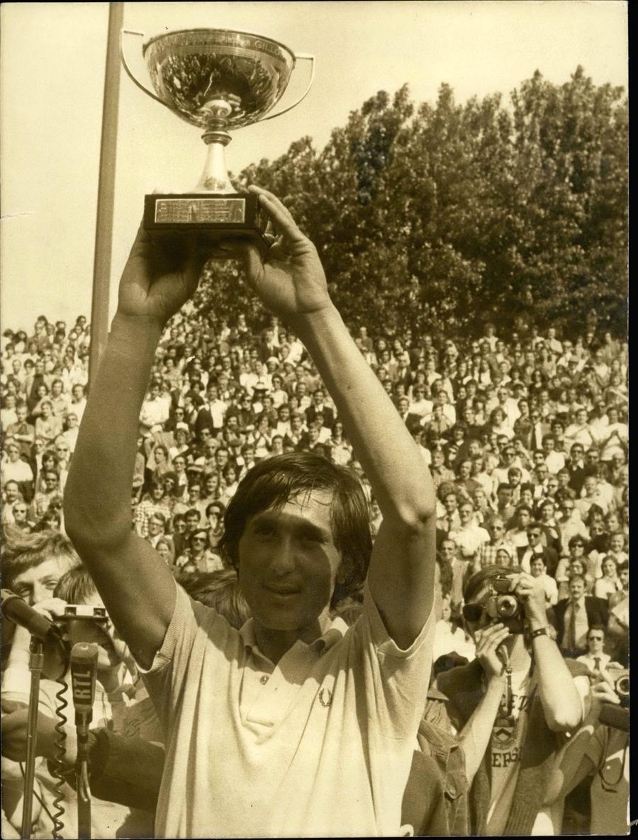 Ilie Năstase cu trofeul cucerit la Paris în 1973 FOTO Imago Images Interviu spectaculos realizat de Cristian Geambașu la Paris cu Ilie Năstase pe aleile din complexul de la Porte d'Auteuil: „În ‘68 am ajuns cu autobuzul la Roland Garros”